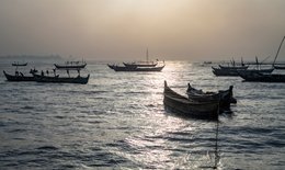 Accra;-Ghana;-Jamestown;-fishing-harbour;-pirogue;-silhouette;-haze;-sunrise;-silver-light;-calm-sea;-Gulf-of-Guinea;-artisanal-fishing;-fleet;-atmosphere;-West-Africa;-historic-district;-documentary-photography;-Kaleidos;-Kaleidos-images;-La-parole-à-limage;-Stories-Pictures;-Tarek-Charara
